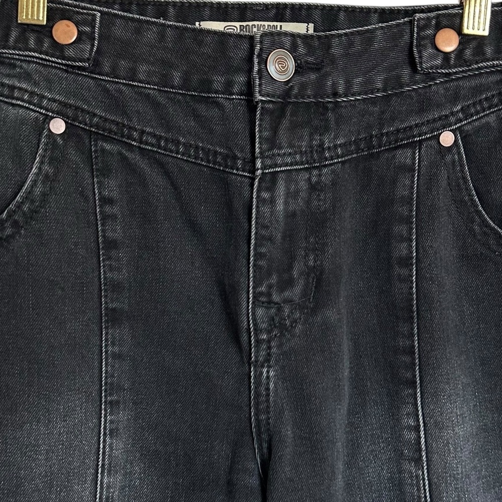 High-Rise Black Flare Jeans for Women — Sleek Wide-Leg Fit - Picture 7 of 15